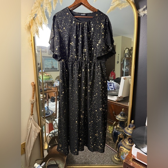BloomChic Dresses & Skirts - BloomChic Black and Gold Star Midi Dress